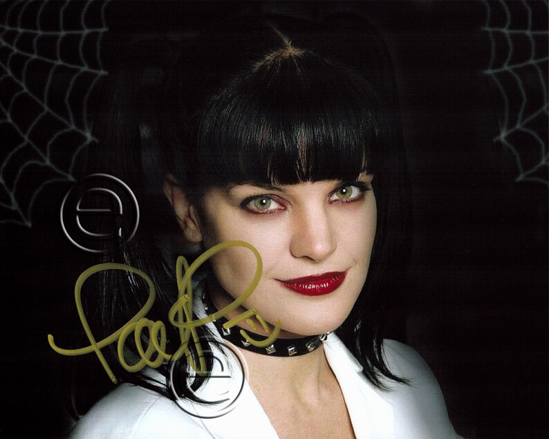 Pauley Perrette Autographed Signed Photo Poster painting 8 x 10 print Photo Poster painting picture poster wall art autograph