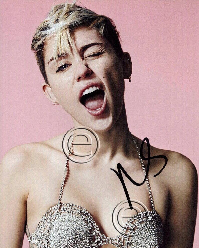 Miley Cyrus Autographed Signed Photo Poster painting 8 x 10 print Photo Poster painting picture poster wall art autograph