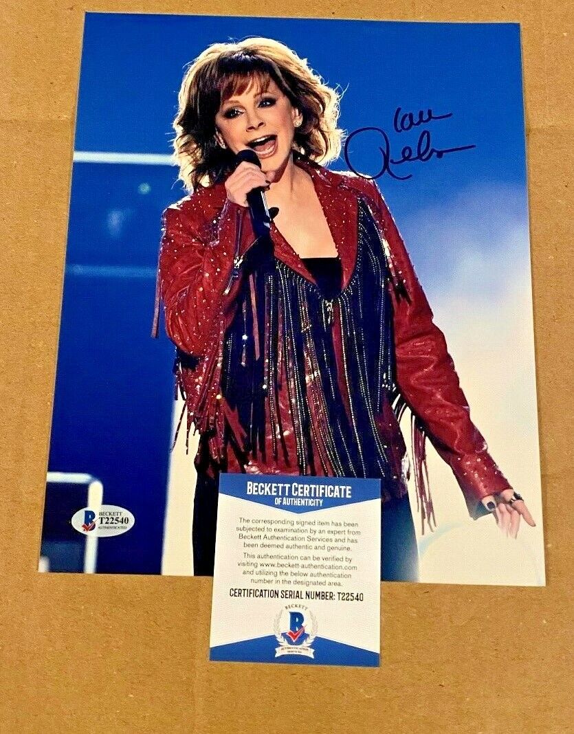 REBA MCENTIRE SIGNED 8X10 COUNTRY MUSIC Photo Poster painting BECKETT CERTIFIED #5