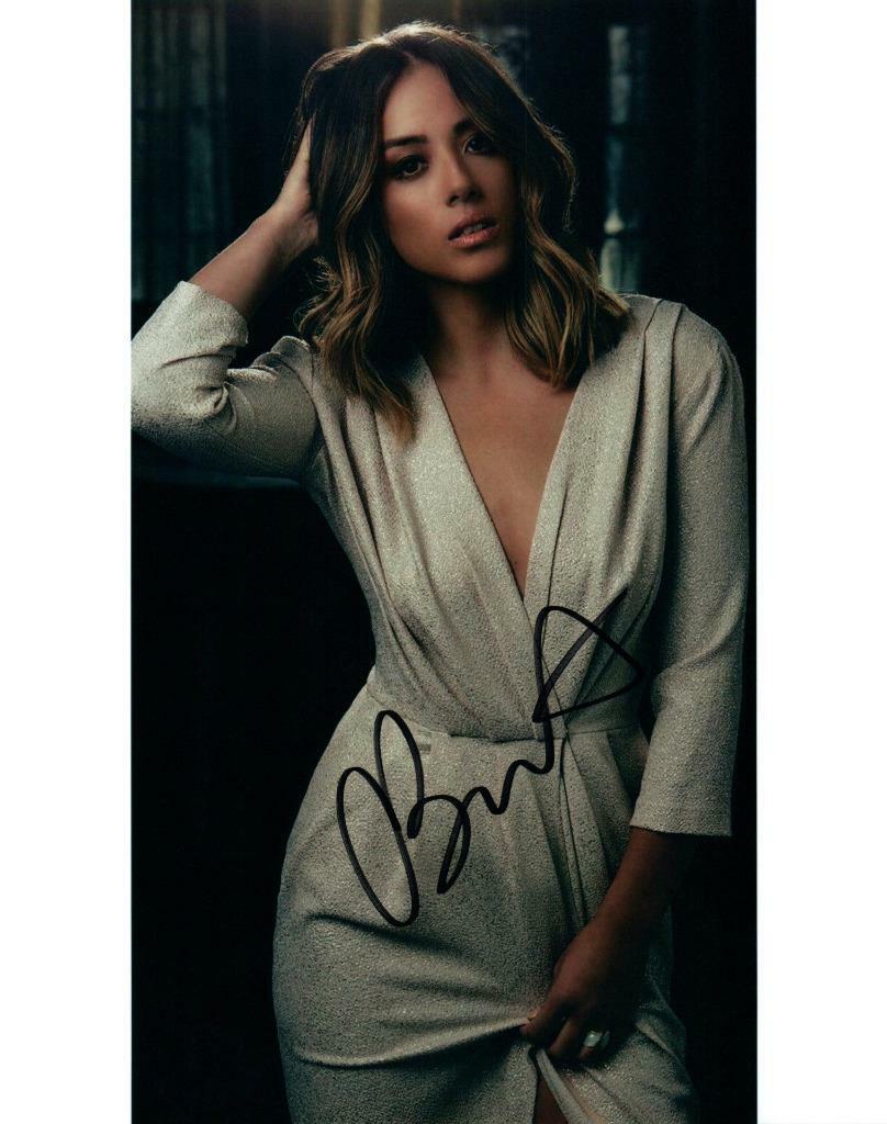 Chloe Bennet signed 8x10 Picture autographed Photo Poster painting with COA