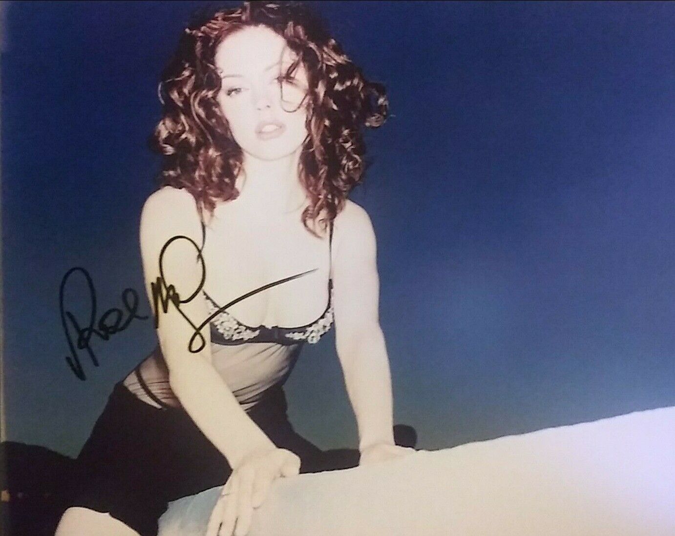 Rose McGowan signed 8x10