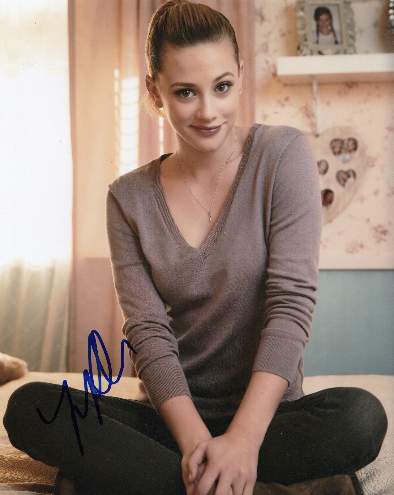 LILI REINHART signed (RIVERDALE) TV SHOW 8X10 Photo Poster painting *BETTY COOPER* PROOF W/COA E