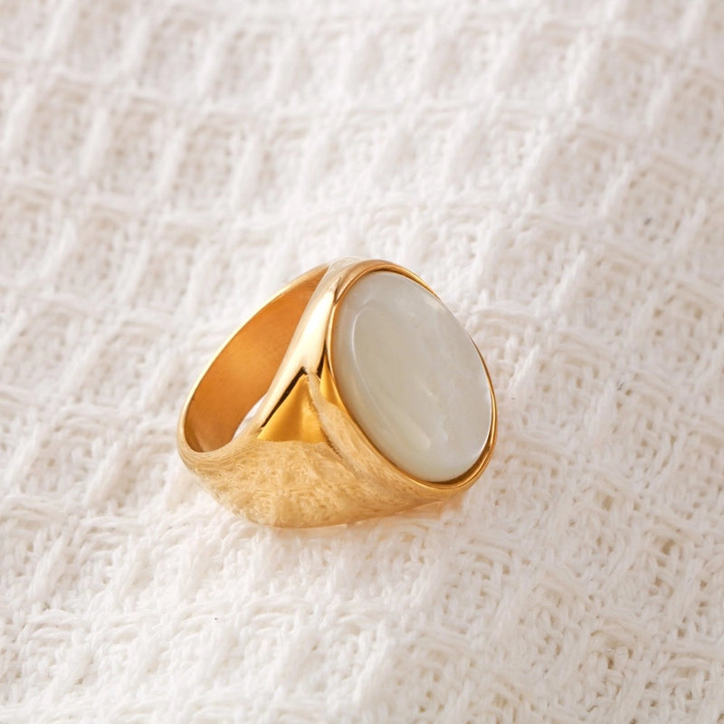 A Non-Fading Stainless Steel Popular Simplicity Men’s Ring Round Fashion Elegant Shell Women’s Ring