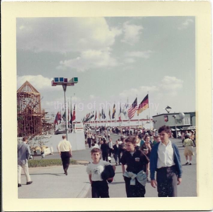 FOUND Photo Poster paintingGRAPH Color 1964 NEW YORK WORLD′S FAIR Original Snapshot 19 9 C