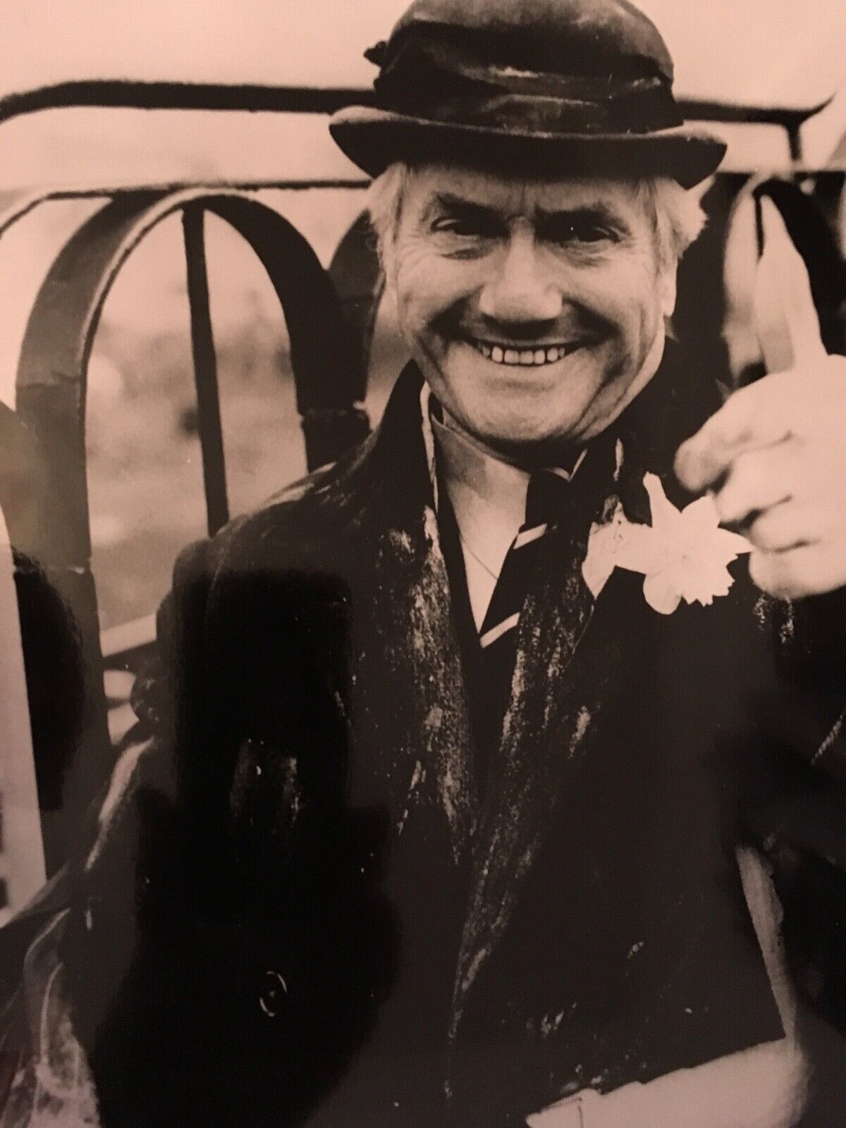 DICK EMERY - COMEDY ENTERTAINER & ACTOR - EXCELLENT UNSIGNED Photo Poster paintingGRAPH