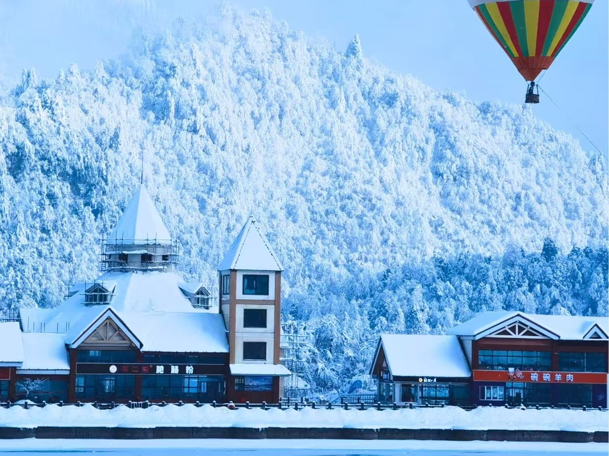 2-Day Xiling Snow Mountain & Huashuiwan Hot Spring Escape from Chengdu