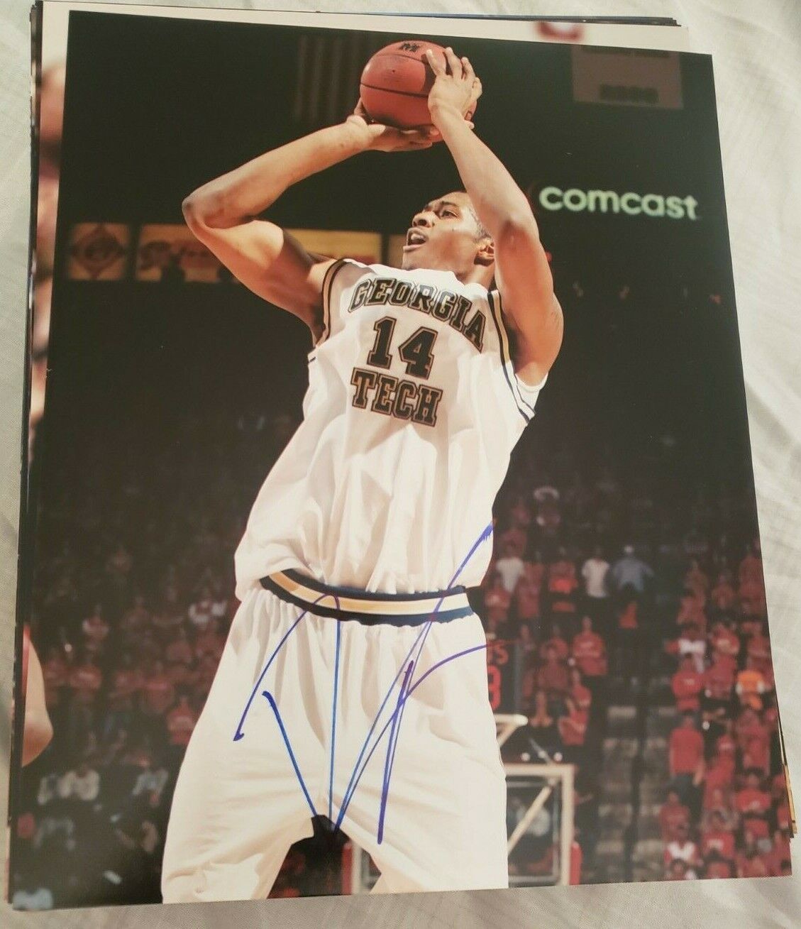 DERRICK FAVORS GEORGIA TECH YELLOW JACKETS SIGNED AUTOGRAPHED 8X10 Photo Poster painting W/COA