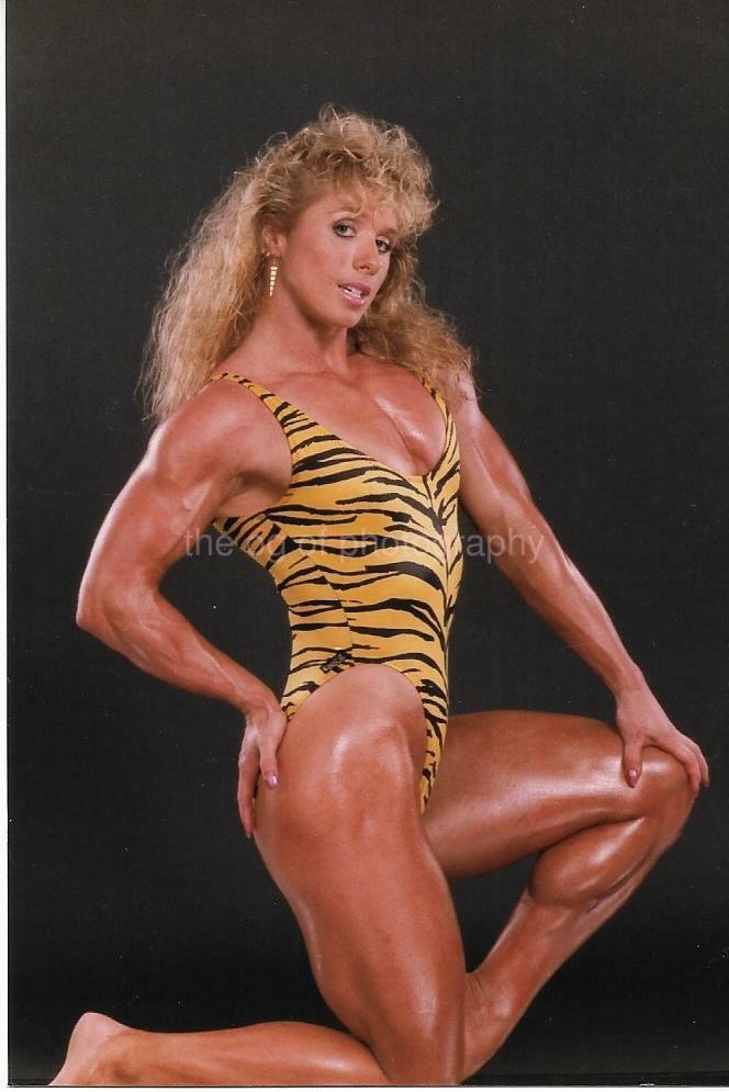 FEMALE BODYBUILDER 80's 90's FOUND Photo Poster painting Color MUSCLE WOMAN Original EN 17 23 J