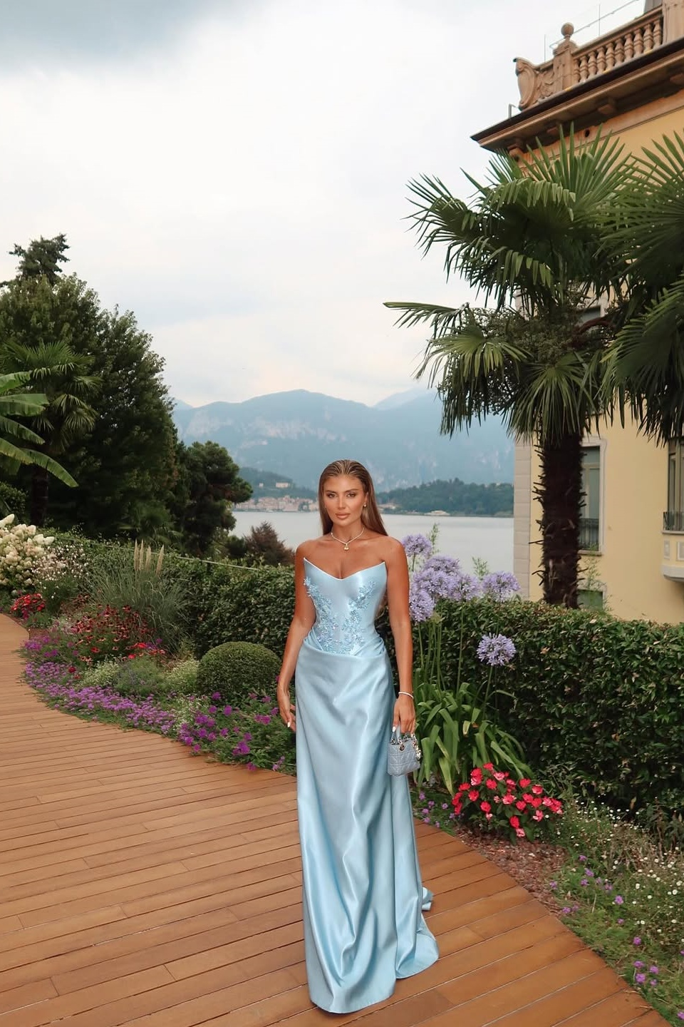 Satin V-Neck Strapless Sleeveless High-Waisted Long Sheath Prom Dress With Pleated And Appliques | ZA0250 Wellcucu