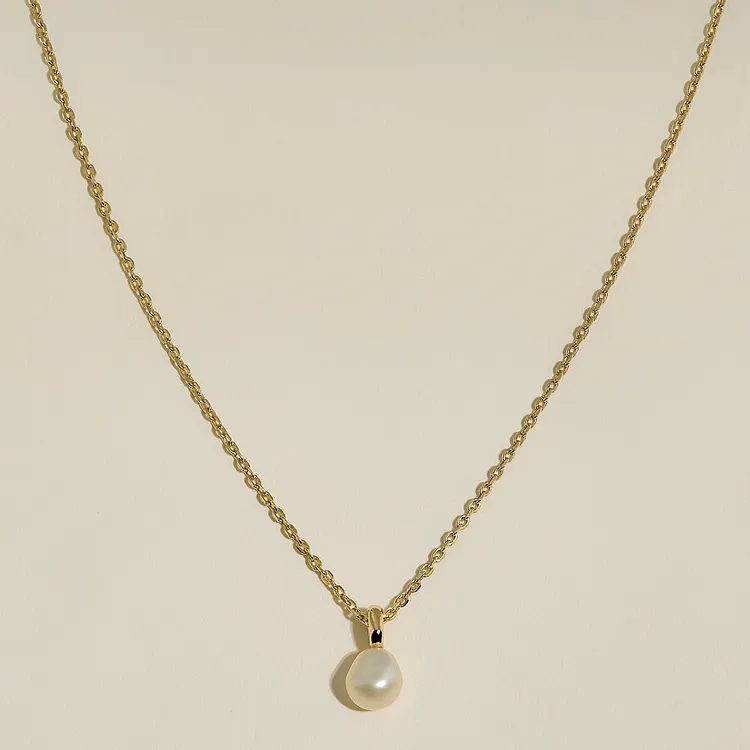 Pearl Pendant Necklace in Gold