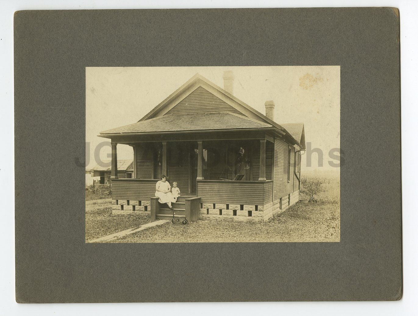 Early 20th Century Vernacular Photo Poster paintinggraphy - Mounted Photo Poster paintinggraph - Posed Family