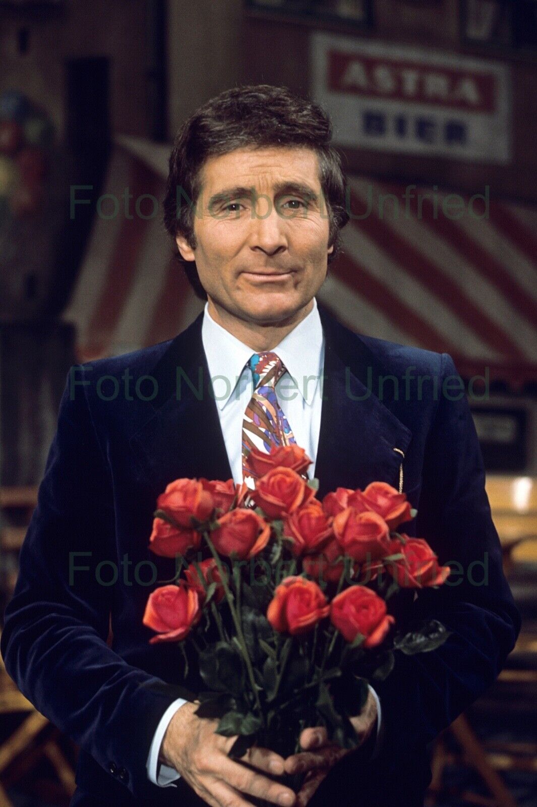 Freddy Quinn with Roses - Photo Poster painting 20 X 30 CM Without Autograph (Nr 2-2