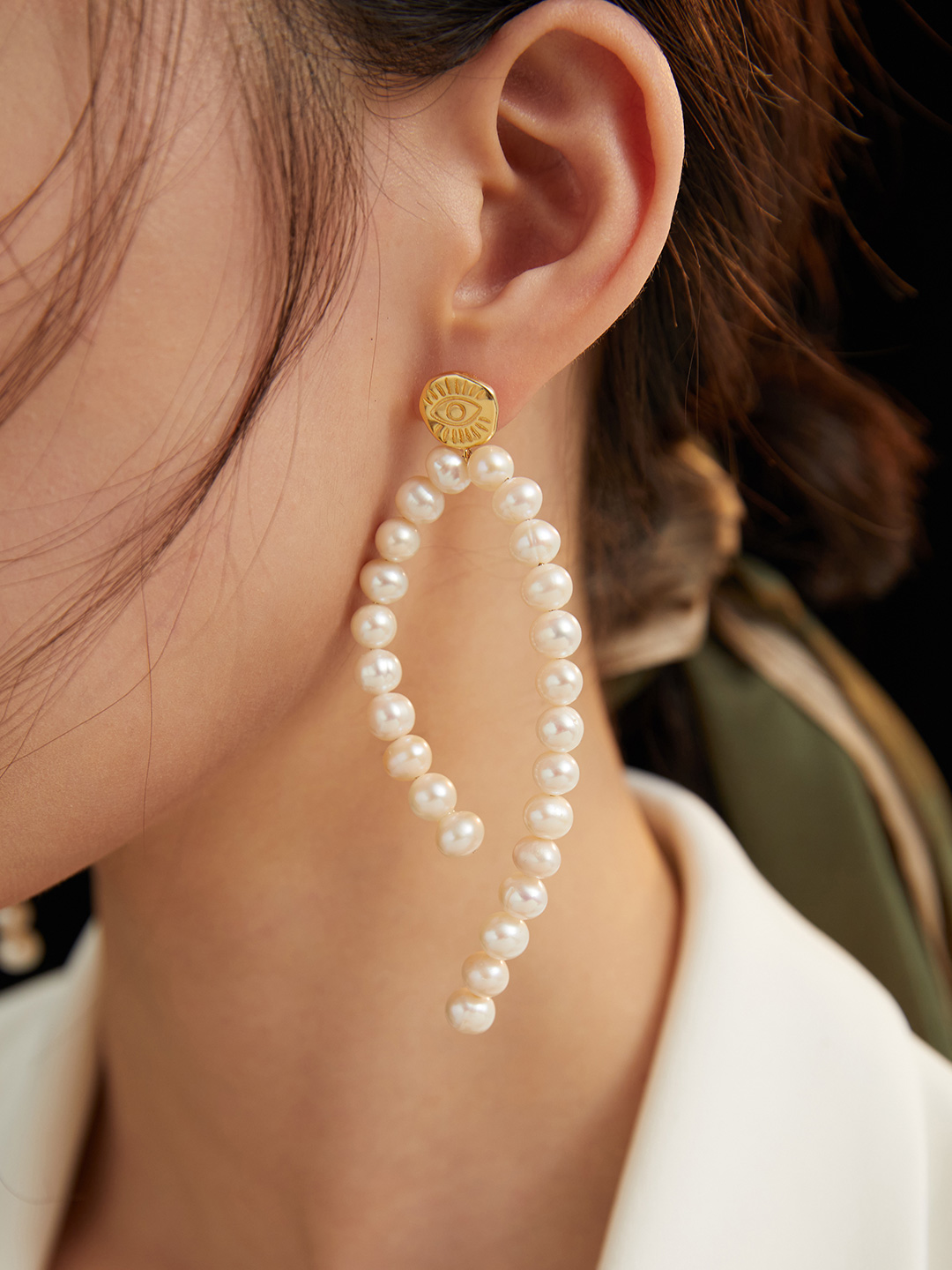 Queen Aura Pearl Drop Earrings 