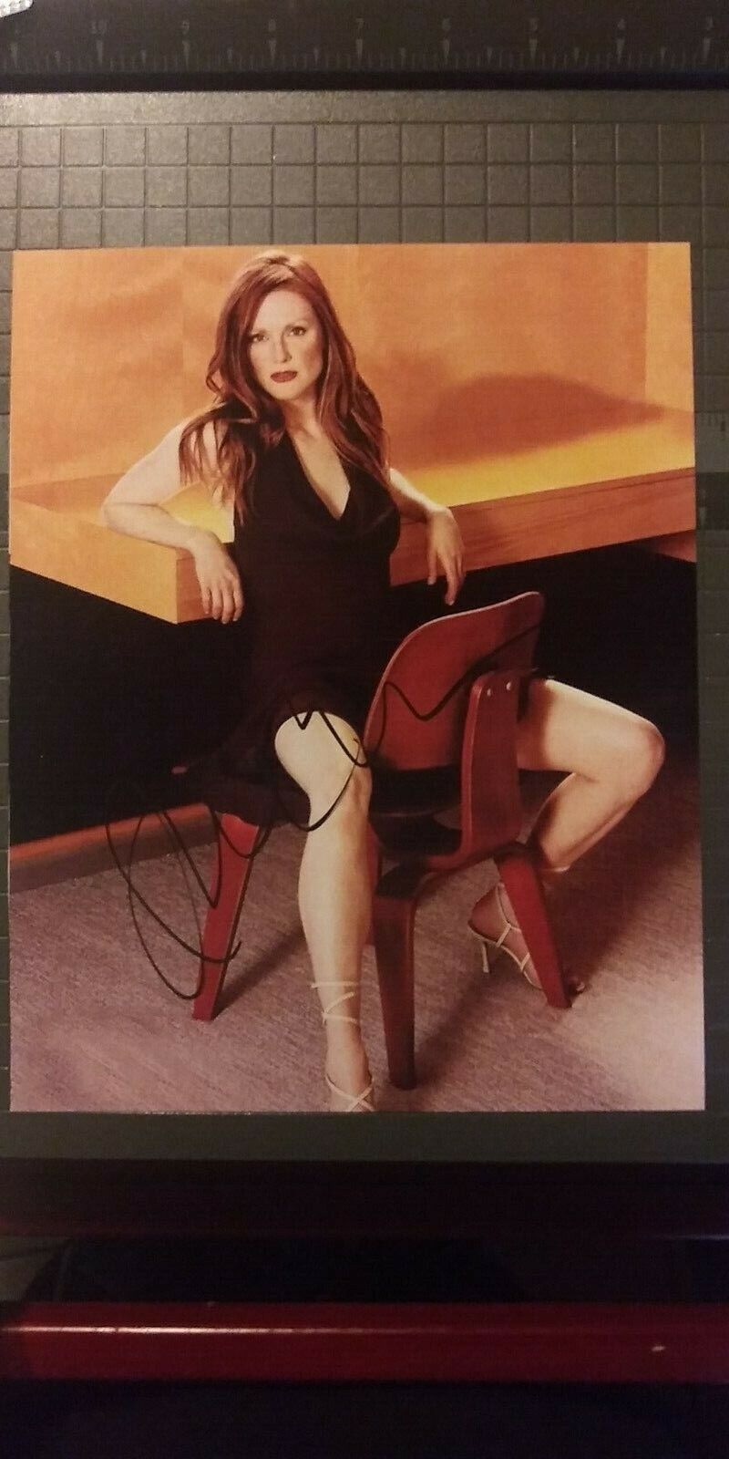 Julianne Moore signed 8x10