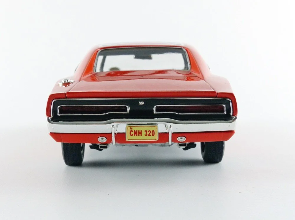 Cooter&rsquo;s Garage 1969 Dodge Charger with General Lee 1/18 Scale