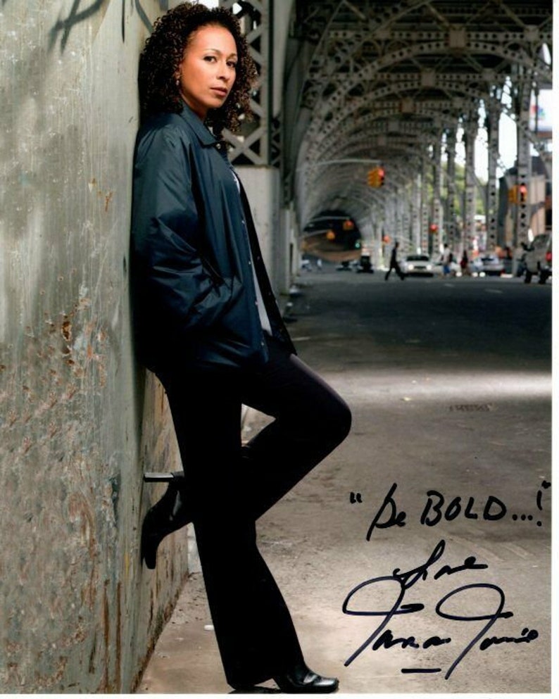 Tamara tunie signed law and order dr. melinda warner Photo Poster painting great content