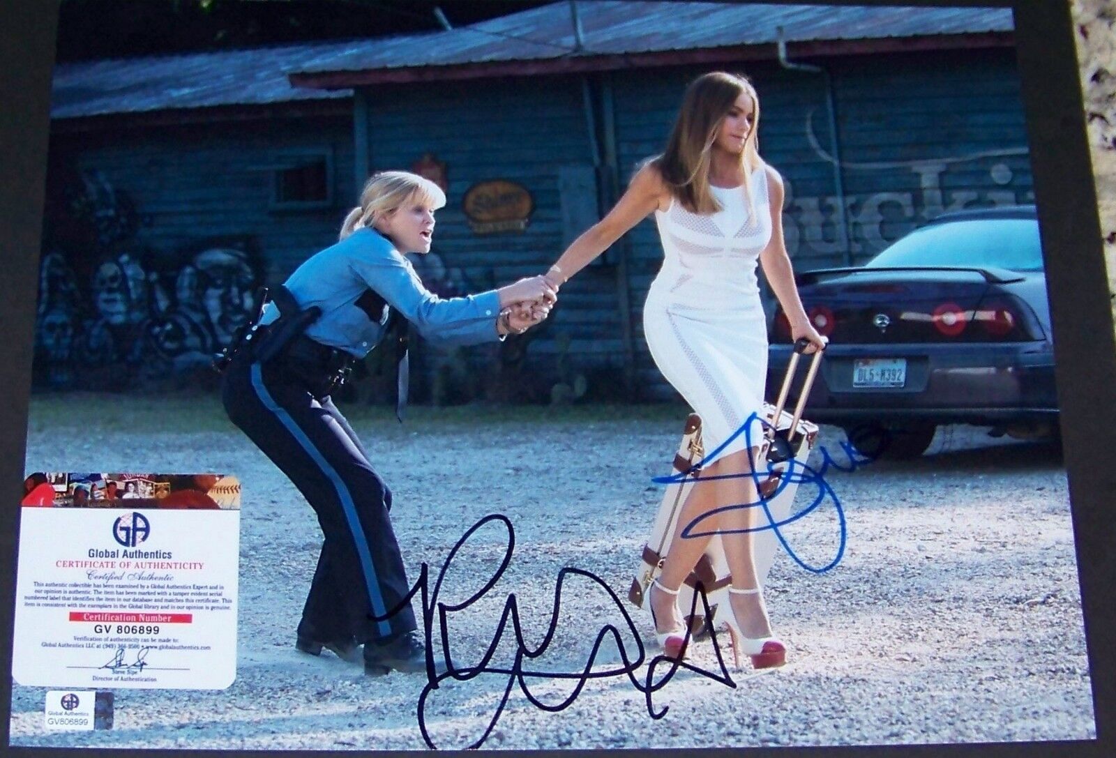 Sofia Vergara Reese Witherspoon HOT PURSUIT Signed 11x14 Photo Poster painting GA GV GAI COA!