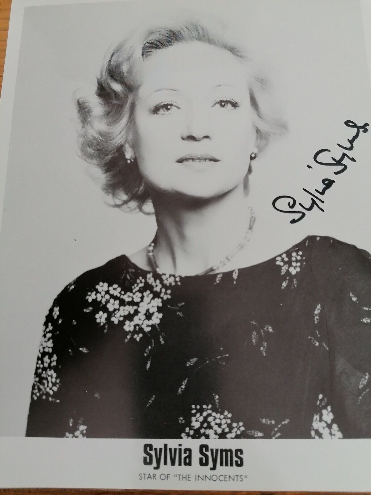 SYLVIA SYMS SIGNED 8 x 10 BLACK AND WHITE Photo Poster painting FROM STAR OF THE INNOCENTS