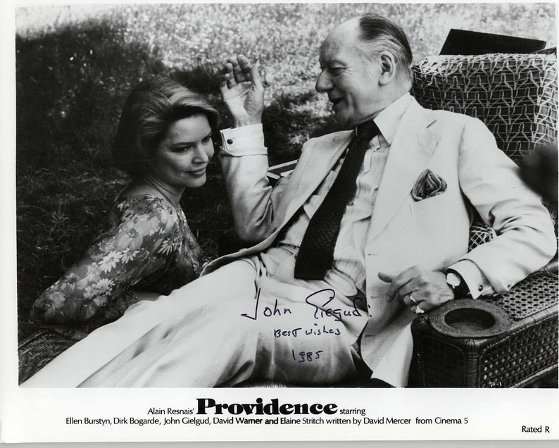 John Gielgud (d. 2000) Signed Autographed Vintage Glossy 8x10 Photo Poster painting - COA Matching Holograms