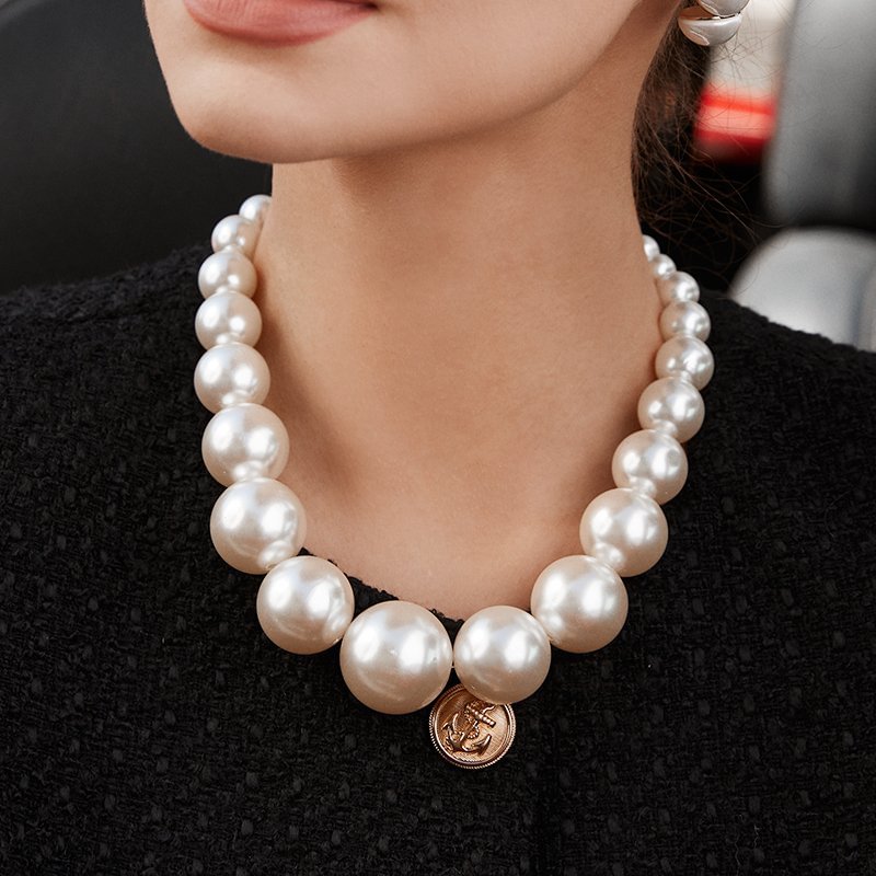 French large pearl necklace | Wedding suit | Winter