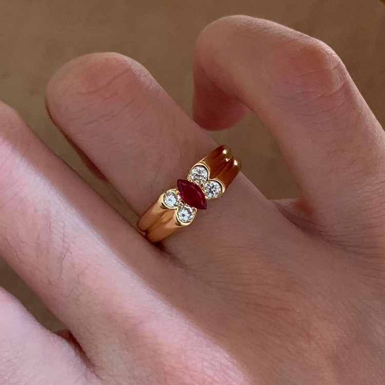 This vintage-style butterfly ring with ruby ​​and zircon is a hot seller on Xiaohongshu It's a new fashionable and versatile adjustable ring for women