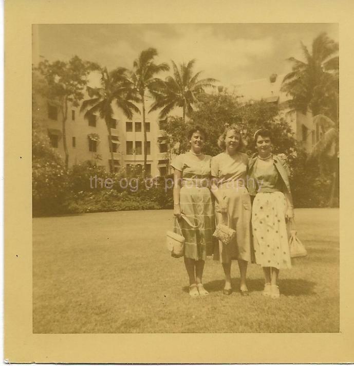 Three Young Woimen 50's FOUND Photo Poster paintingGRAPH Color Original Snapshot VINTAGE 911 9 N