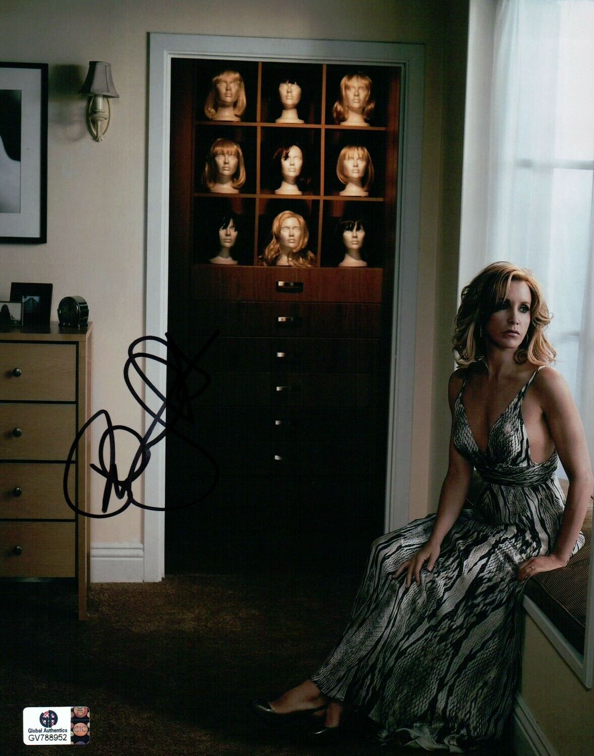 Felicity Huffman Autographed 8X10 Photo Poster painting Sitting Near Wardrobe Sexy GV788952