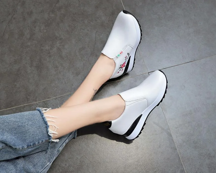 NEW Brand Women Casual Shoes Woman Sneakers Fashion Breathable PU Leather Platform White Women Shoes Soft Footwears Embroidered