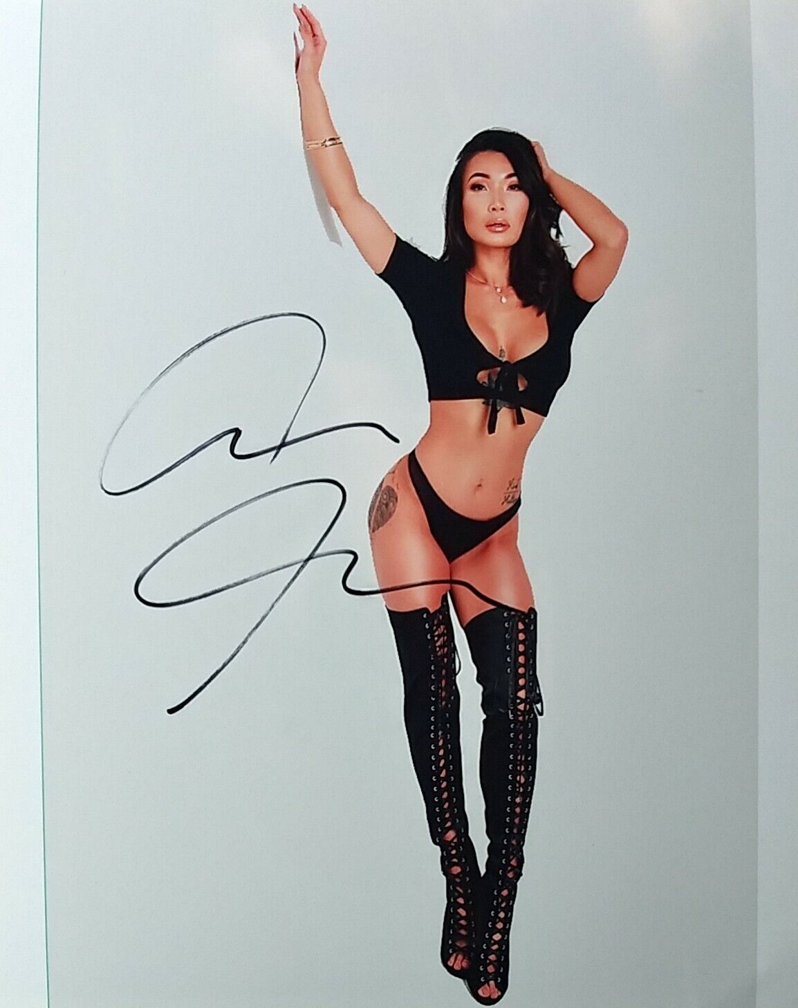 Cindy Suzuki signed 8 x 10