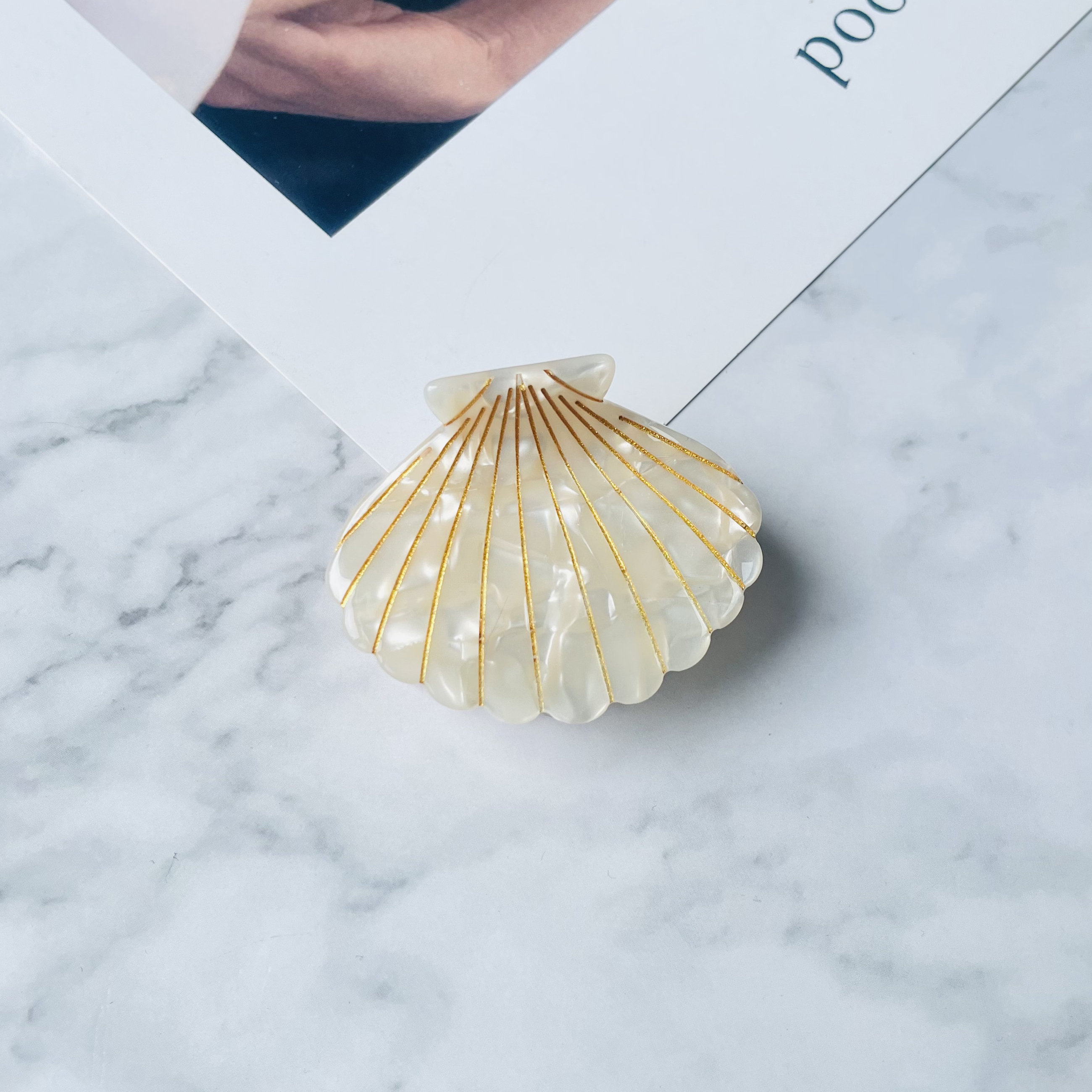 Shell hair claws