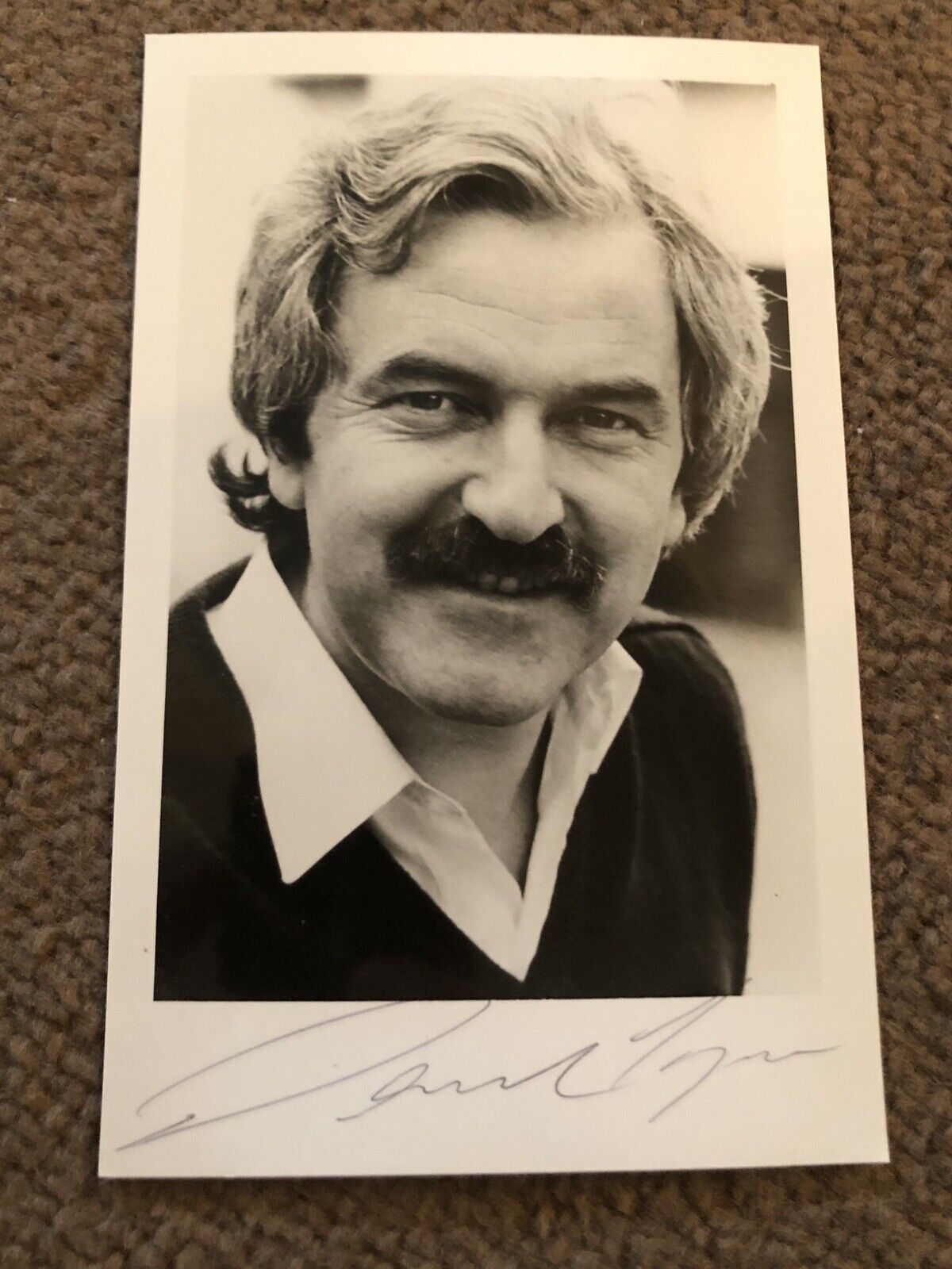 DES LYNAM (BBC SPORT) VINTAGE BBC SIGNED Photo Poster painting