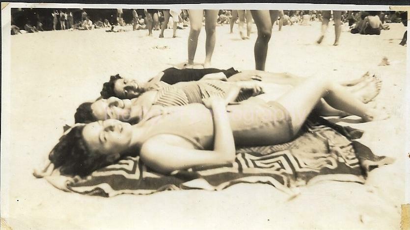 BEACH GIRLS Vintage FOUND Photo Poster paintingGRAPH bw PRETTY WOMEN Original JD 110 10 Q