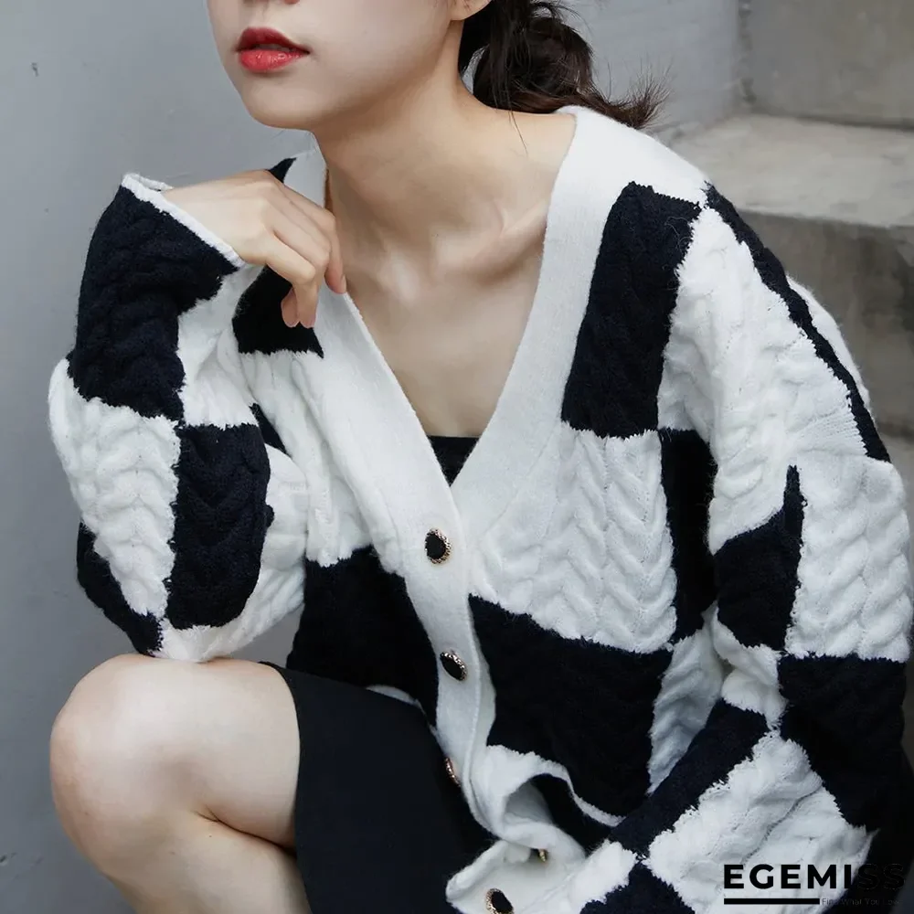 Black and White Contrast Large Plaid V-neck Short Strap Checkered Sweater | EGEMISS