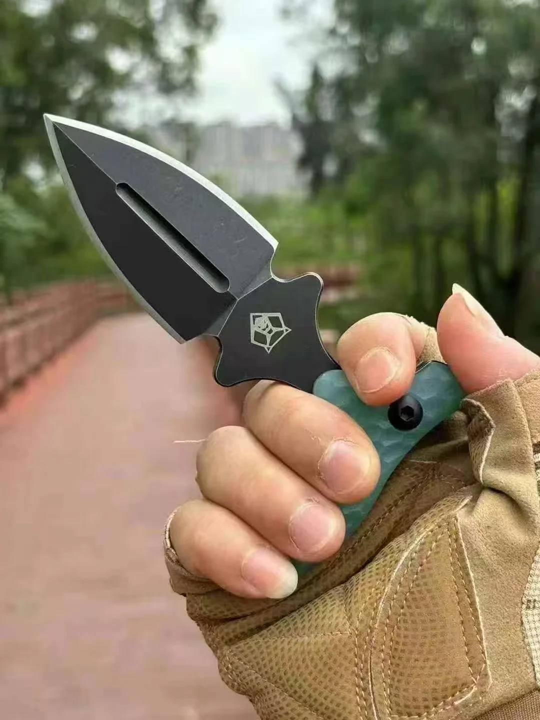 Bear head hand knuckles for outdoor self-defense