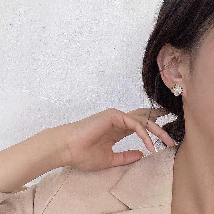 Four-leaf clover sea shell earrings