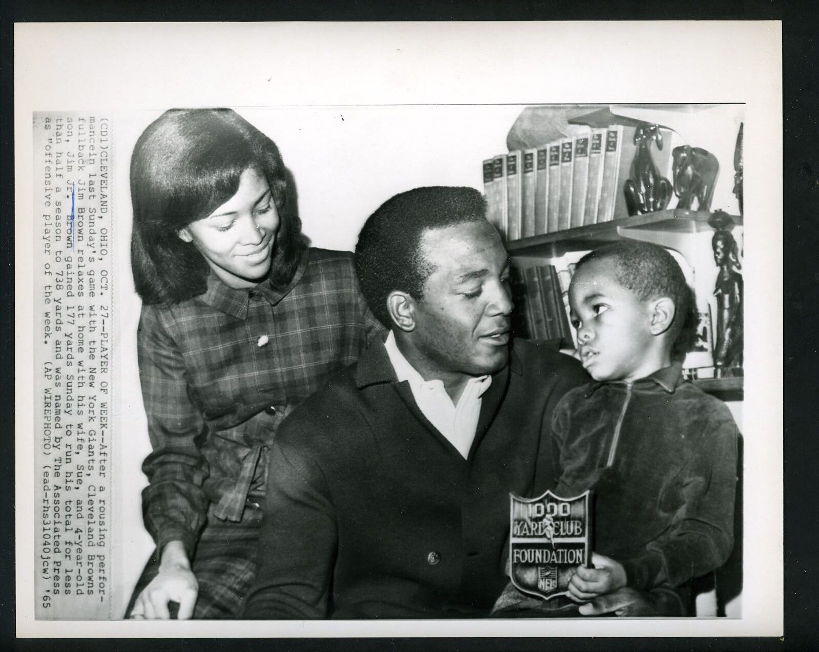 Jim Brown Wife Sue & Jim Jr. 1965 Press Photo Poster painting Cleveland Browns