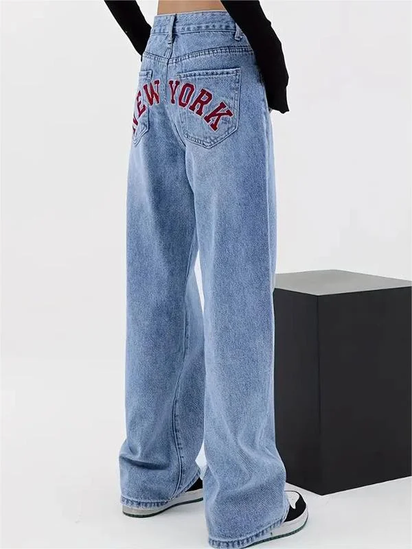 Brownm boyfriend jeans with an embroidered motif on the back