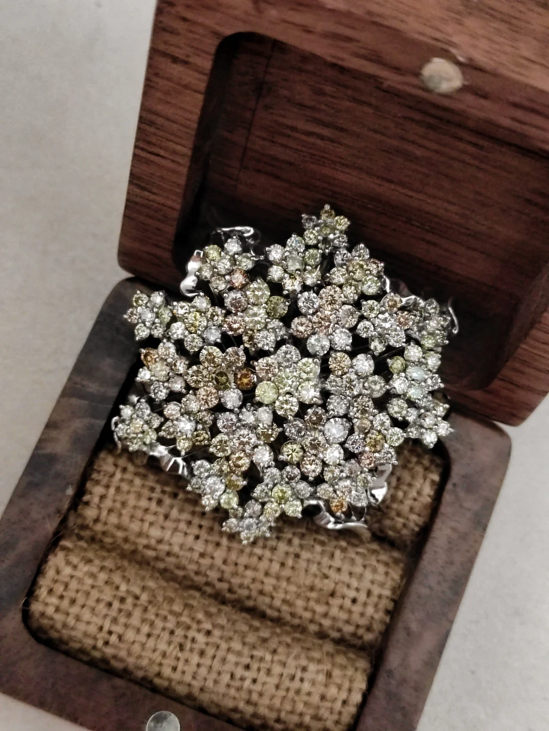 S533 香槟钻石群镶满天星花束白金吊坠K18WG，钻石10.55ct，4.2*4.2cm，20.7g【肉眼噼里啪啦闪，亮瞎全场，彩钻时髦，动态超惊艳，找客服看动态视频，克拉价1k多，天漏，不含链】