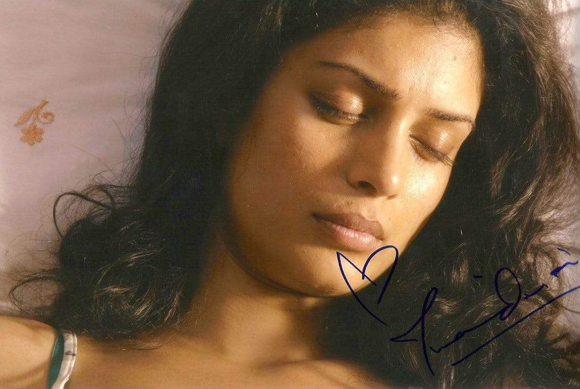 Tina Desai ACTRESS and MODEL autograph, In-Person signed Photo Poster painting