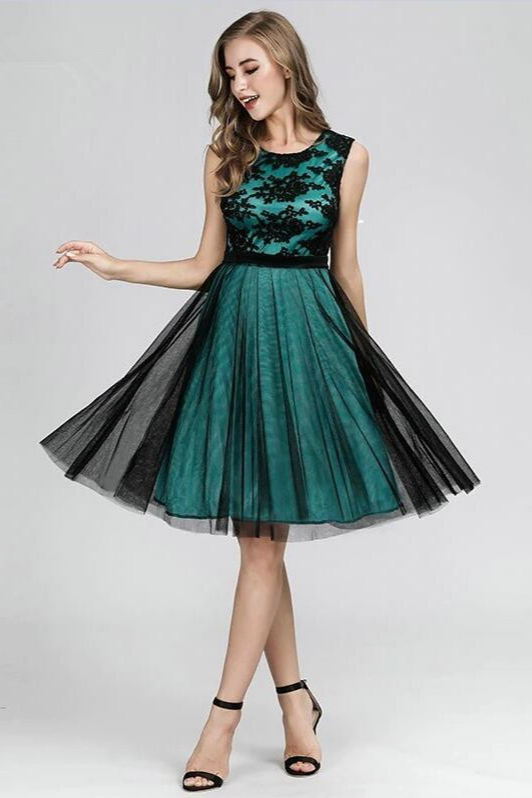 Elegant Scoop Sleeveless Homecoming Dress With Lace Appliques