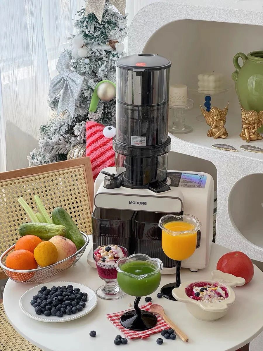 يمكن للعصارة المزودة بفتحة تغذية أوسع بمقدار 12 سم استيعاب قطع أكبر من الطعام، مما يلغي الحاجة إلى تقطيع الفواكه والخضروات، ويمكنها استخلاص العصير بسرعة