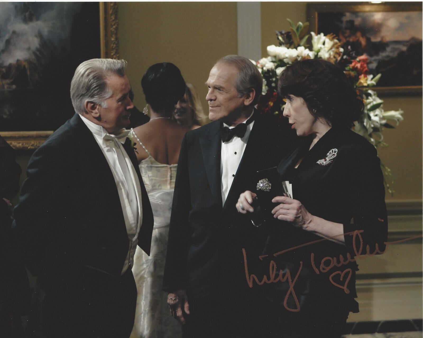 LILY TOMLIN SIGNED THE WEST WING 'DEBBIE FIDERER' 8X10 Photo Poster painting C w/COA ACTRESS