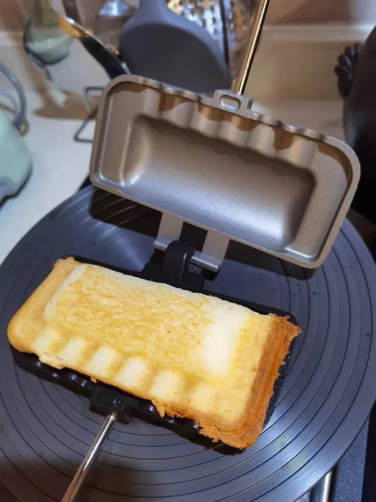 Double-sided grill pan makes cleaning easier and more worry-free