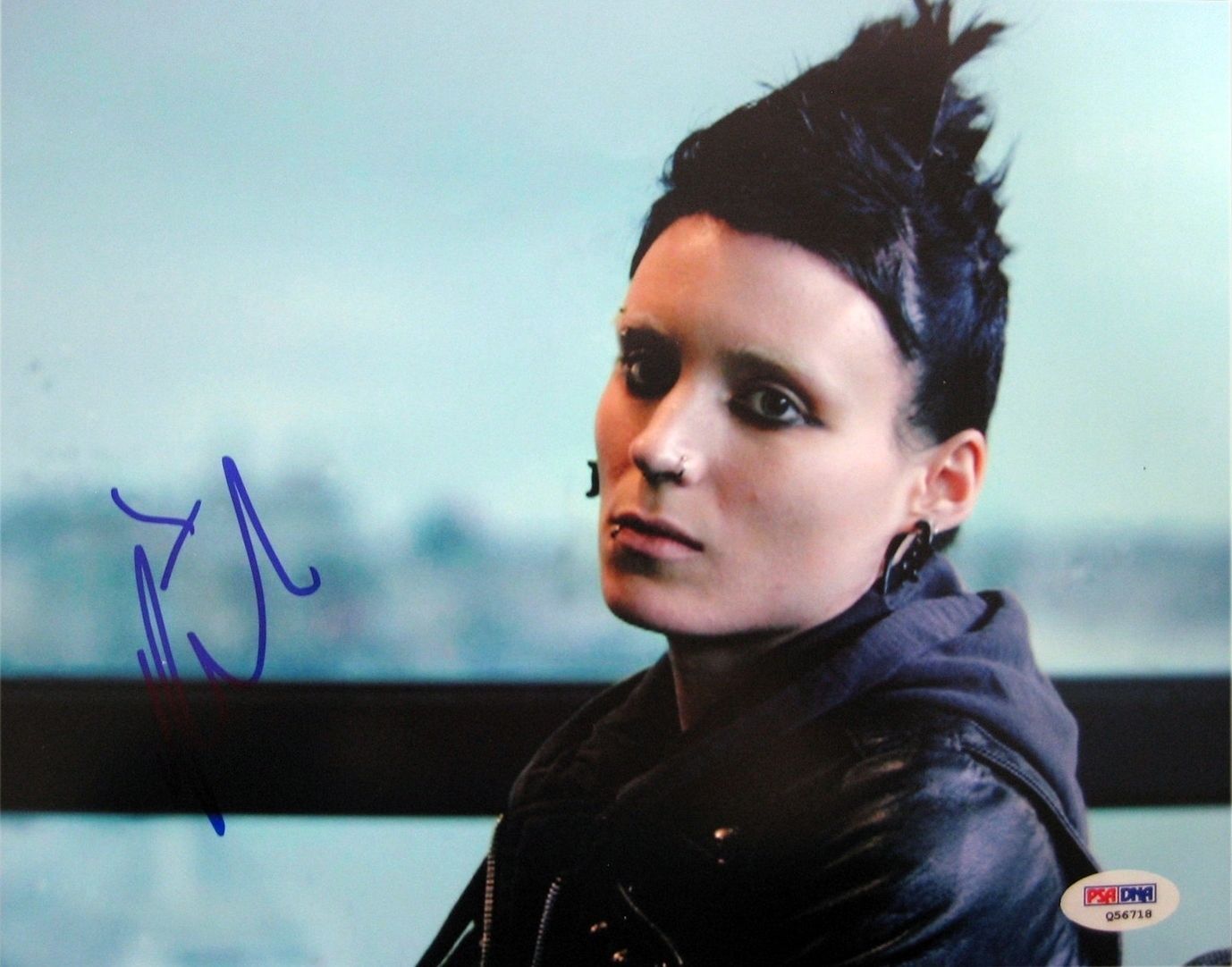 Rooney Mara Signed The Girl With The Dragon Tattoo 8x10 Photo Poster painting (PSA/DNA) #Q56718