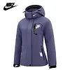 NIKE&reg; női sz&eacute;l- &eacute;s v&iacute;z&aacute;ll&oacute; kab&aacute;t l&eacute;g&aacute;teresztő GORE-TEX&reg; membr&aacute;nnal a meleg &eacute;s k&eacute;nyelmes viselet&eacute;rt.