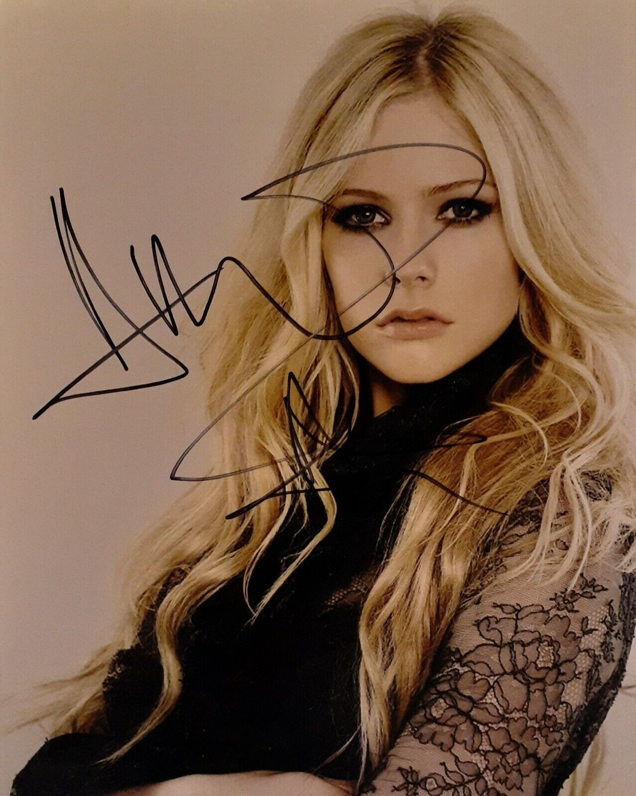 Avril Lavigne signed 8x10