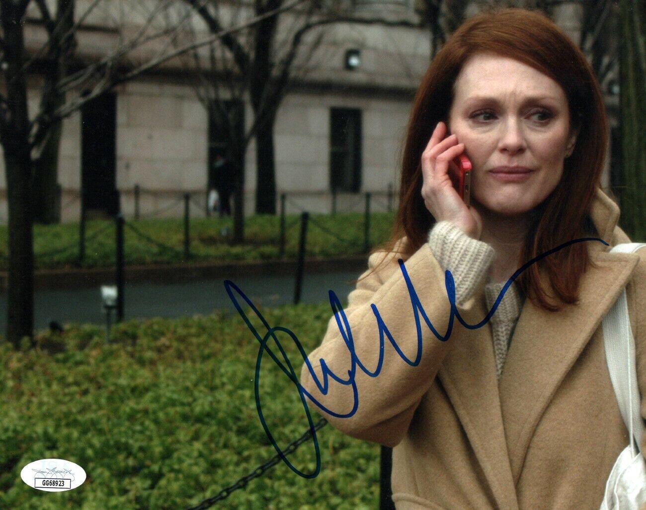 Julianne Moore Signed Autographed 8X10 Photo Poster painting Scared on Phone JSA GG68923