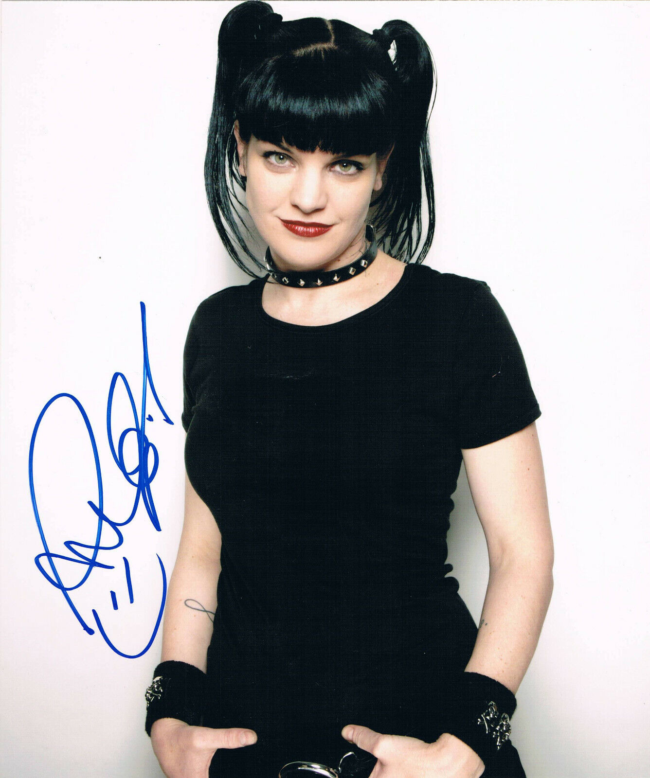 Pauley Perrette 1969- genuine autograph Photo Poster painting 8x10