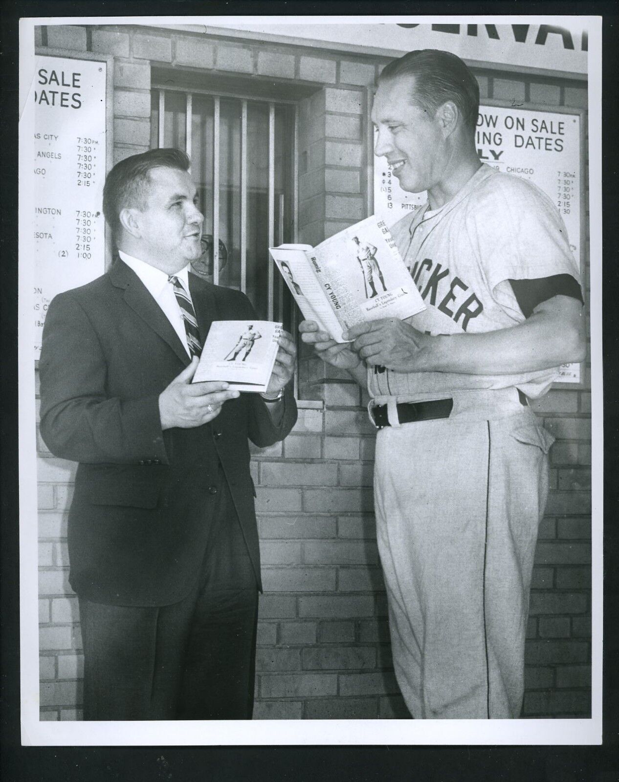 Bob Feller promotes book on Cy Young 1966 Press Photo Poster painting Indians Desmond Cooper