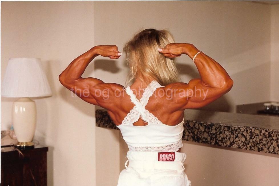 PRETTY BUFF WOMAN found Photo Poster painting MUSCLE GIRL Color PORTRAIT EN 110 31 ZZ